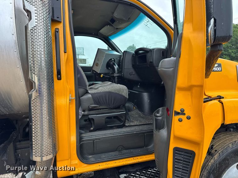 image for item DV4185 2005 Chevrolet C7500 oil distributor truck