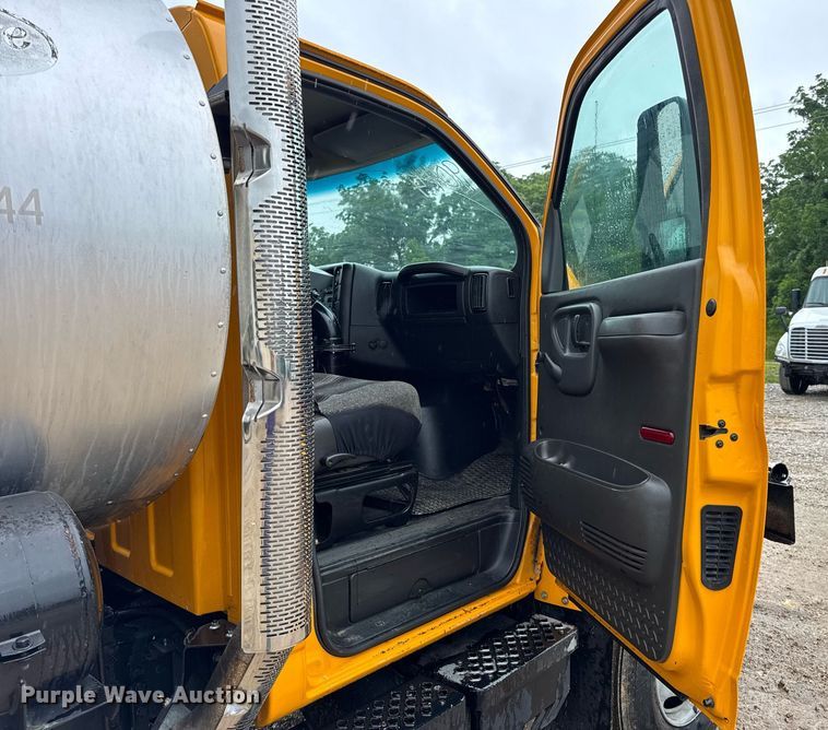 image for item DV4185 2005 Chevrolet C7500 oil distributor truck