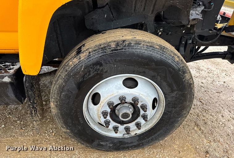 image for item DV4185 2005 Chevrolet C7500 oil distributor truck