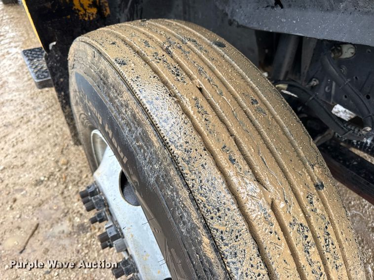 image for item DV4185 2005 Chevrolet C7500 oil distributor truck