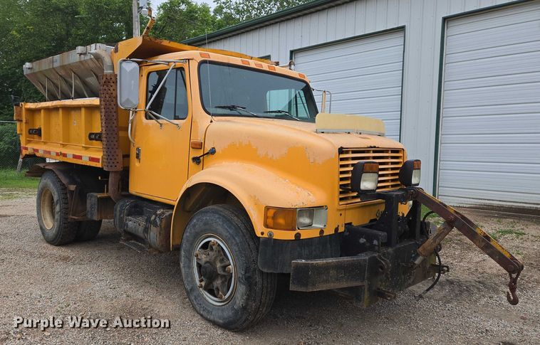 image for item DW7052 1992 International 4900 dump truck