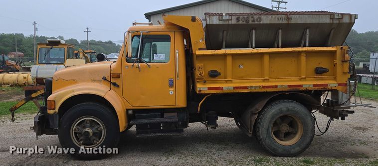 image for item DW7052 1992 International 4900 dump truck