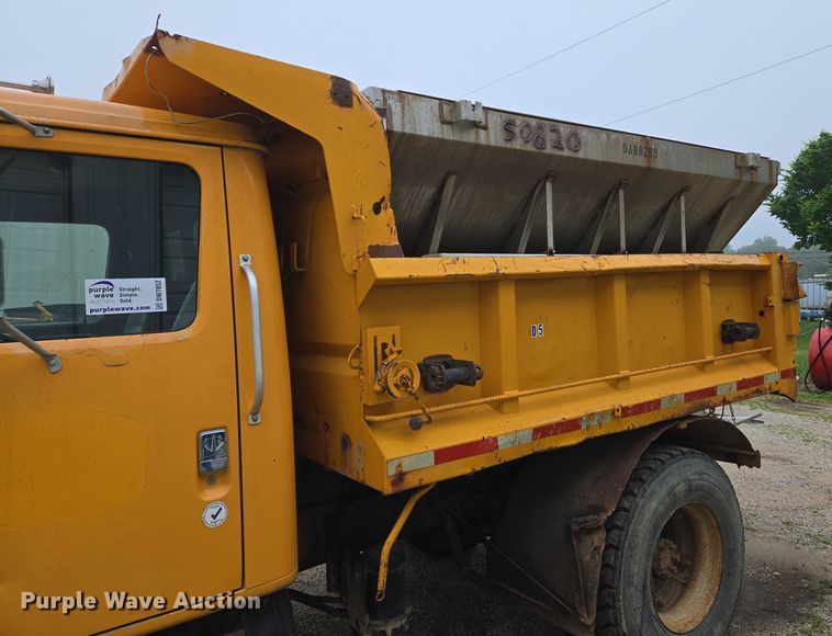 image for item DW7052 1992 International 4900 dump truck