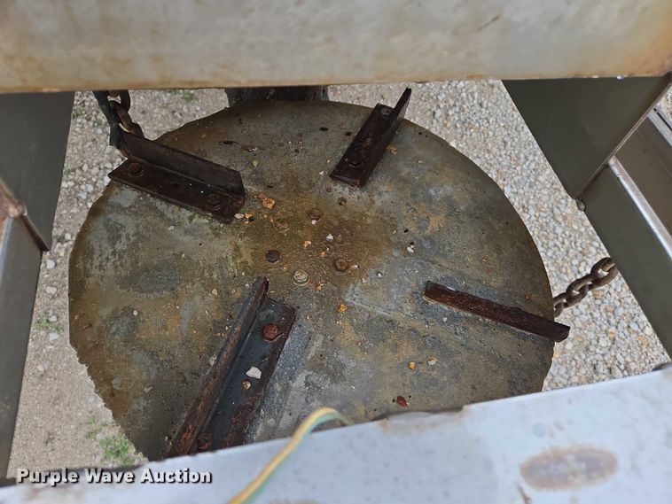 image for item DW7052 1992 International 4900 dump truck