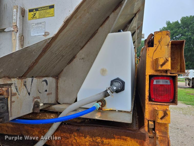 image for item DW7052 1992 International 4900 dump truck