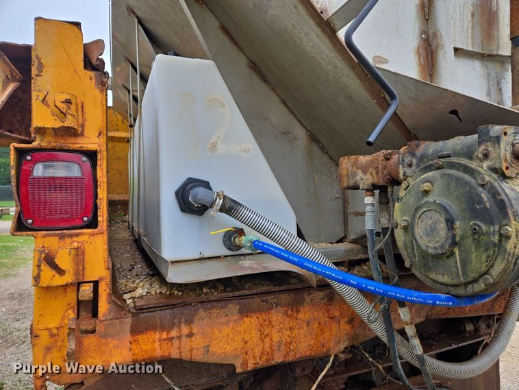 image for item DW7052 1992 International 4900 dump truck