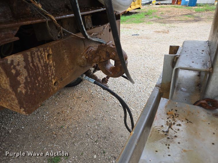 image for item DW7052 1992 International 4900 dump truck