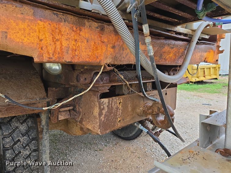 image for item DW7052 1992 International 4900 dump truck