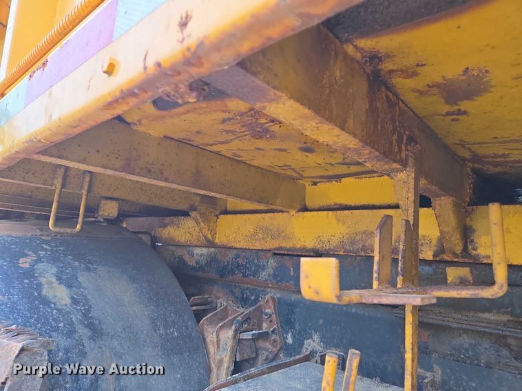 image for item DW7052 1992 International 4900 dump truck
