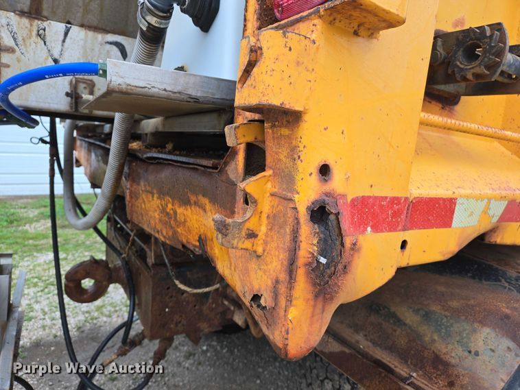 image for item DW7052 1992 International 4900 dump truck