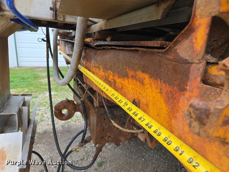 image for item DW7052 1992 International 4900 dump truck