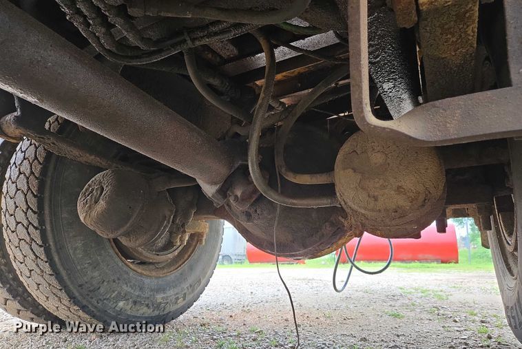 image for item DW7052 1992 International 4900 dump truck