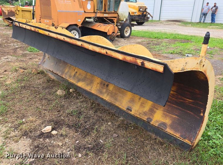 image for item DW7052 1992 International 4900 dump truck