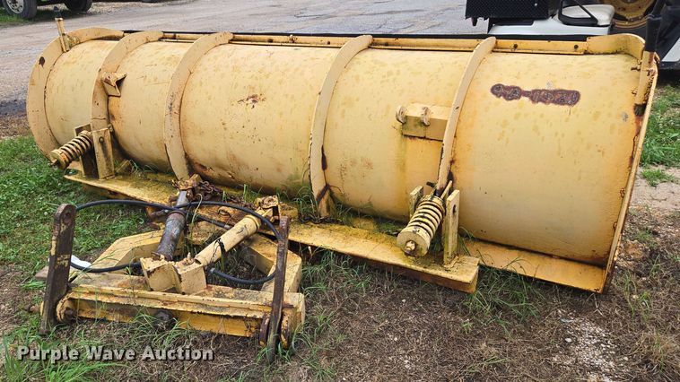 image for item DW7052 1992 International 4900 dump truck