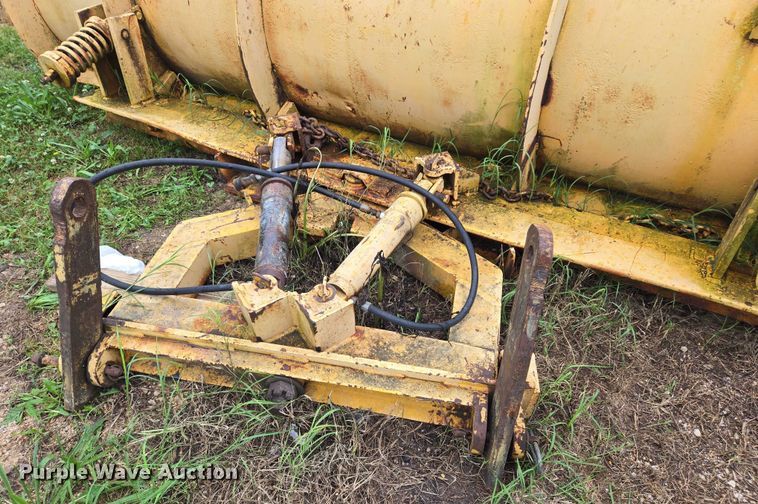 image for item DW7052 1992 International 4900 dump truck