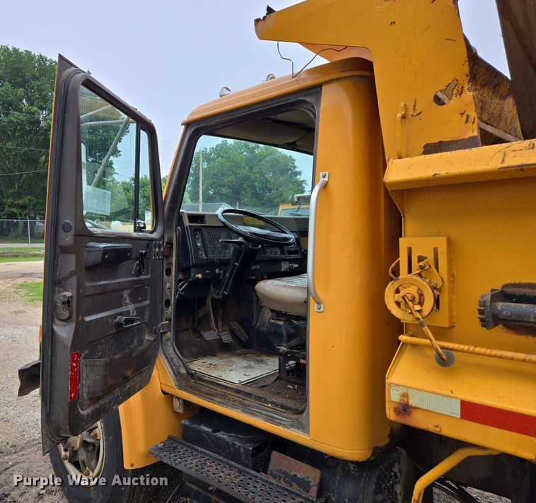 image for item DW7052 1992 International 4900 dump truck