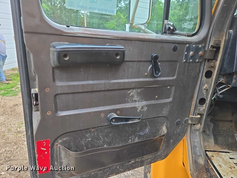 image for item DW7052 1992 International 4900 dump truck