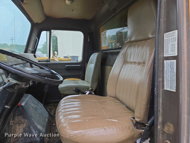 image for item DW7052 1992 International 4900 dump truck