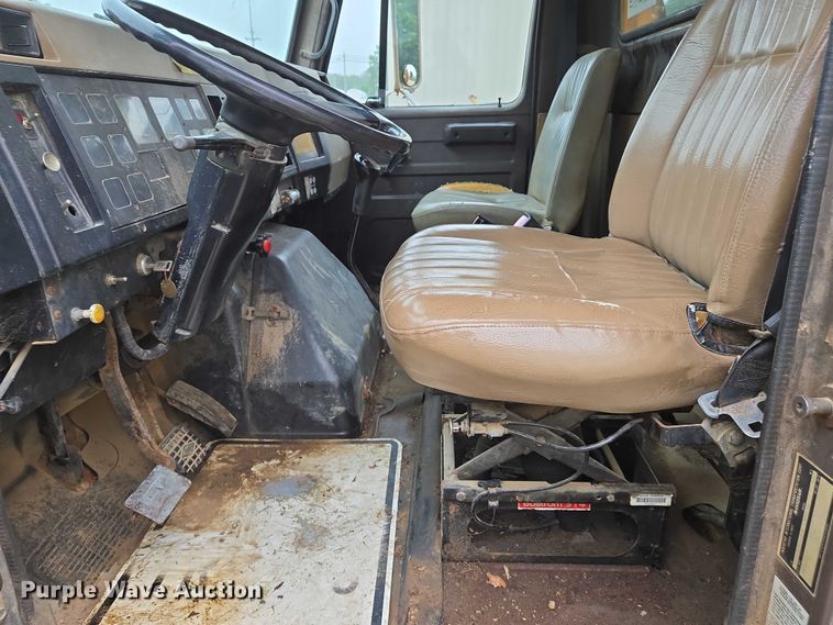 image for item DW7052 1992 International 4900 dump truck