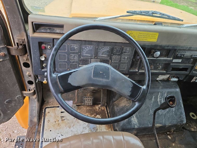 image for item DW7052 1992 International 4900 dump truck