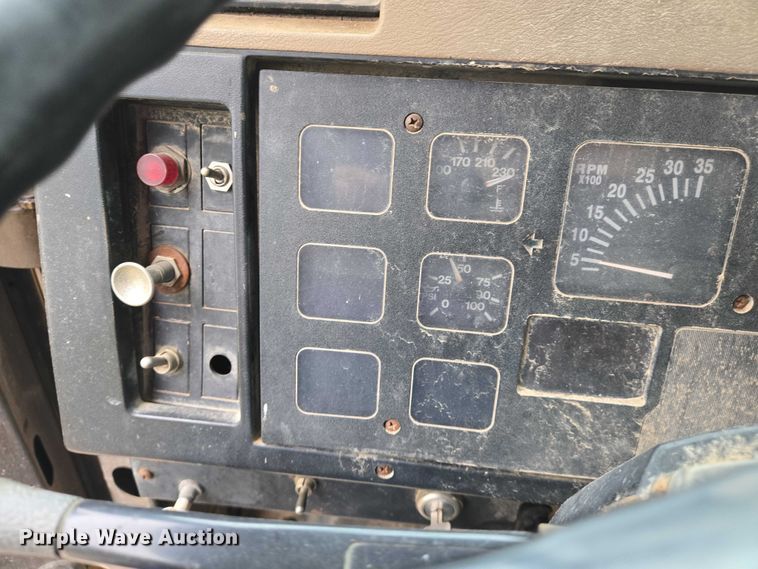 image for item DW7052 1992 International 4900 dump truck