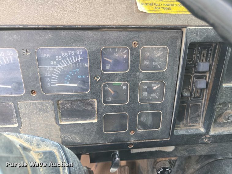 image for item DW7052 1992 International 4900 dump truck