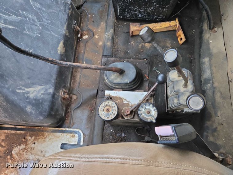 image for item DW7052 1992 International 4900 dump truck