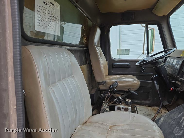 image for item DW7052 1992 International 4900 dump truck