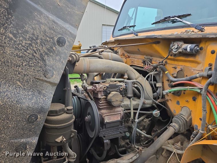 image for item DW7052 1992 International 4900 dump truck