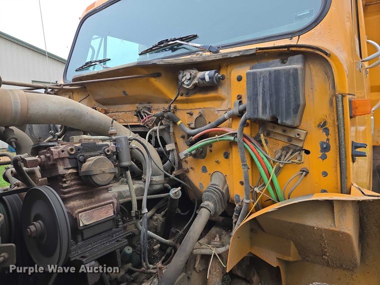 image for item DW7052 1992 International 4900 dump truck