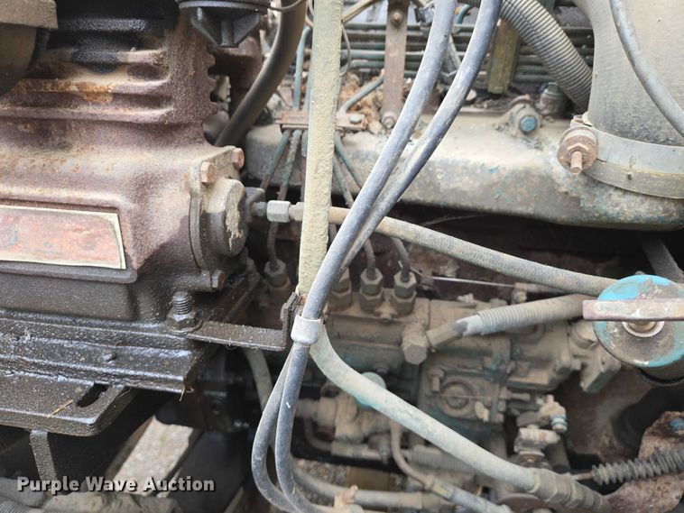 image for item DW7052 1992 International 4900 dump truck