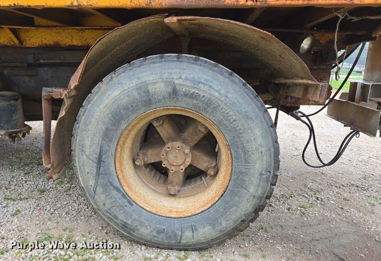 image for item DW7052 1992 International 4900 dump truck