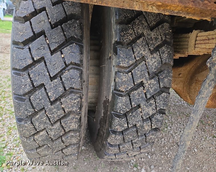 image for item DW7052 1992 International 4900 dump truck