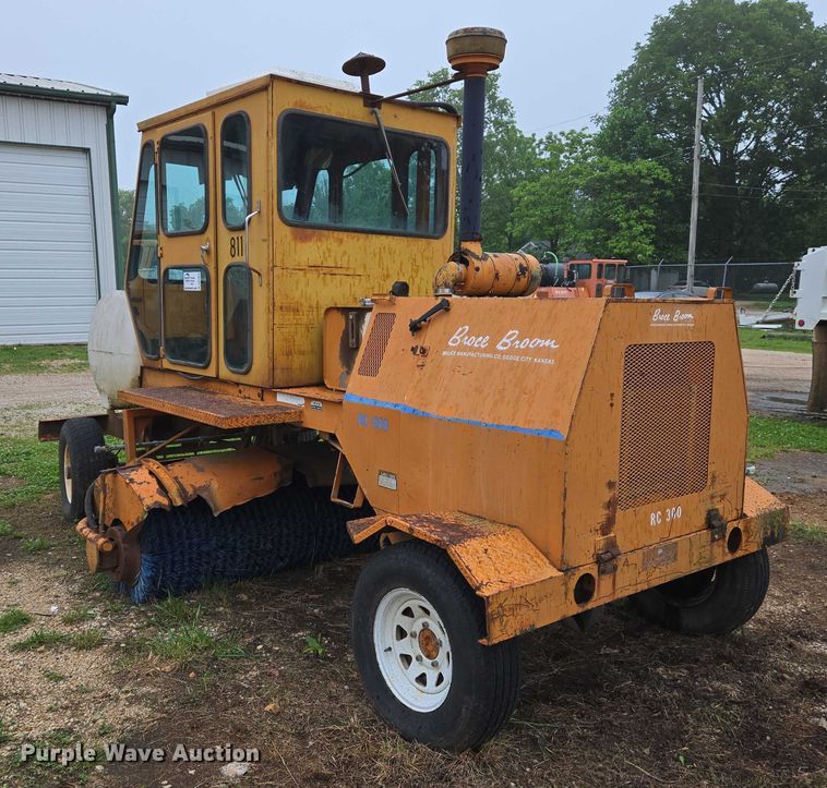 image for item DW7053 Broce Manufacturing RC300 broom