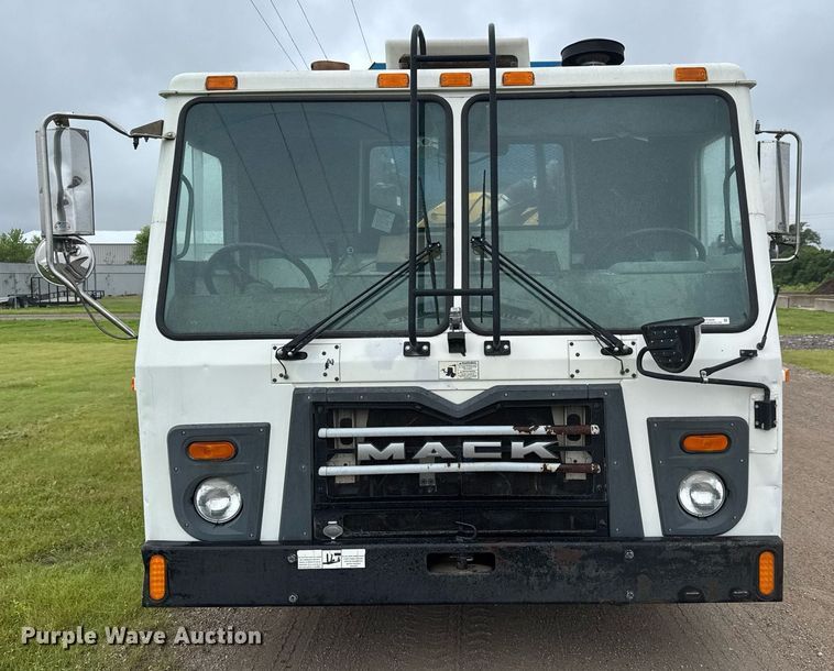 image for item DY0205 2008 Mack LEU613 refuse truck