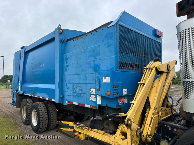 image for item DY0205 2008 Mack LEU613 refuse truck