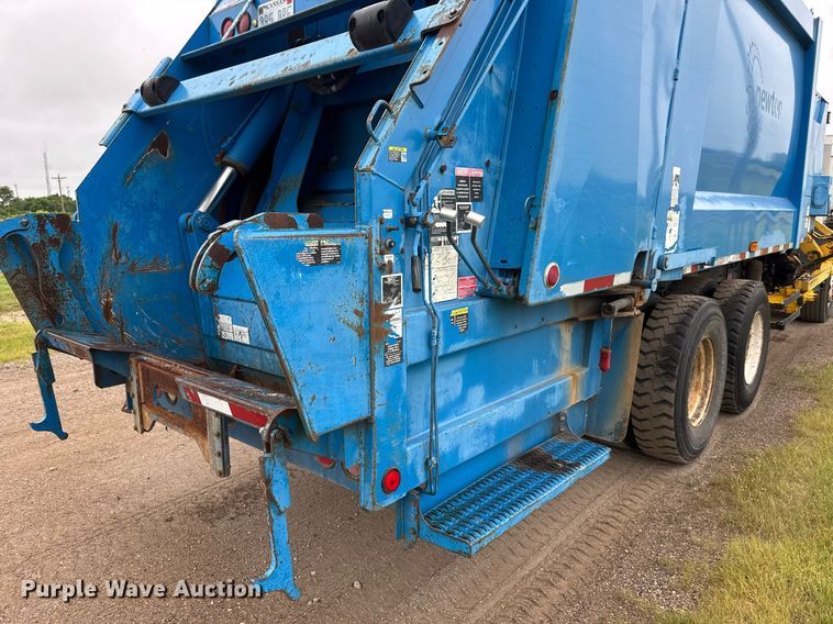 image for item DY0205 2008 Mack LEU613 refuse truck