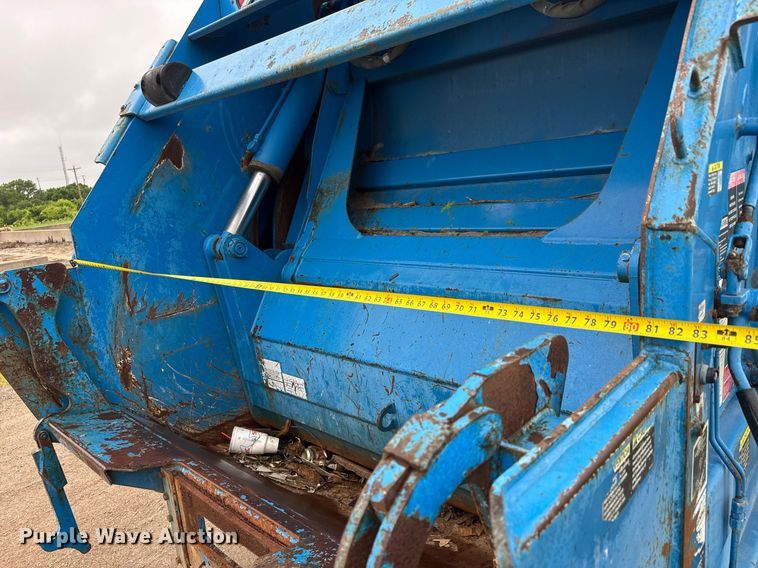 image for item DY0205 2008 Mack LEU613 refuse truck