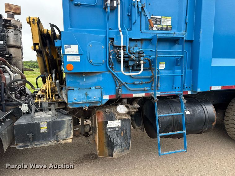 image for item DY0205 2008 Mack LEU613 refuse truck