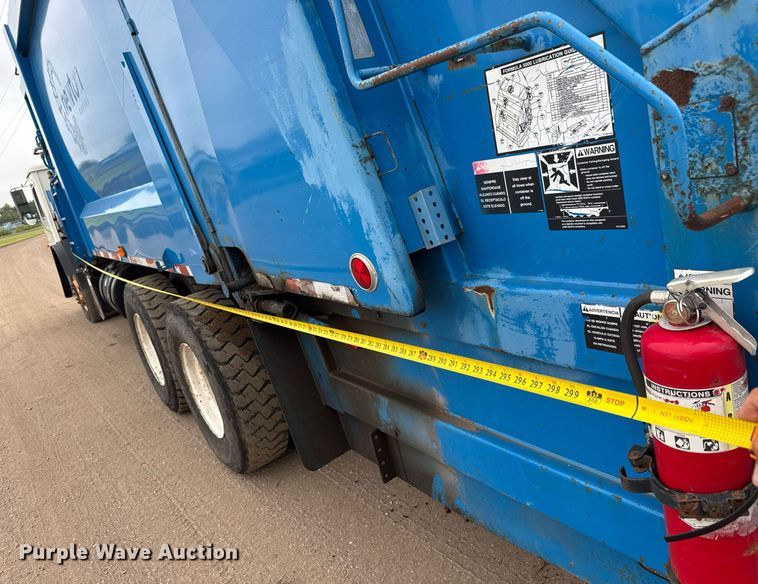 image for item DY0205 2008 Mack LEU613 refuse truck