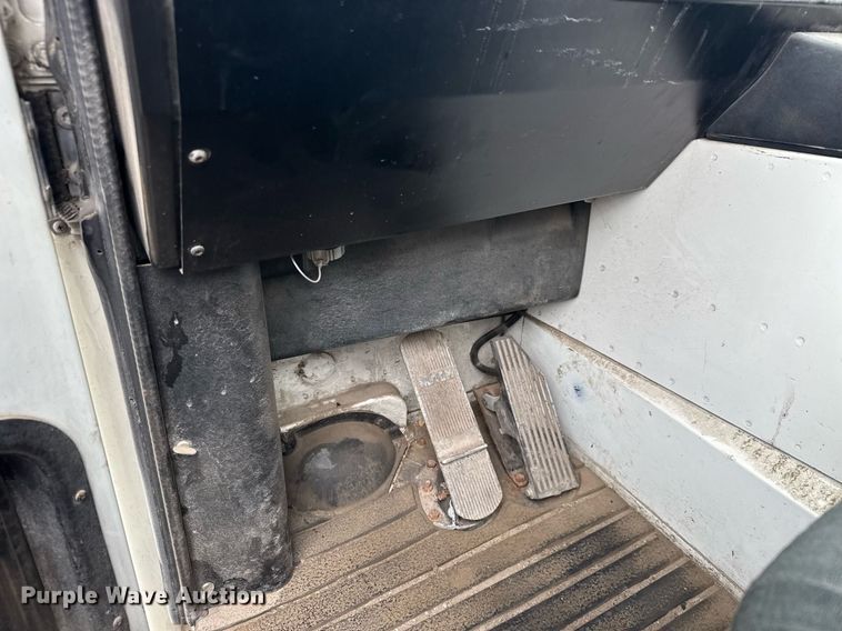 image for item DY0205 2008 Mack LEU613 refuse truck