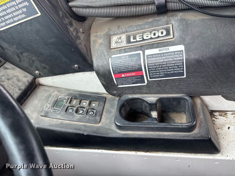 image for item DY0205 2008 Mack LEU613 refuse truck