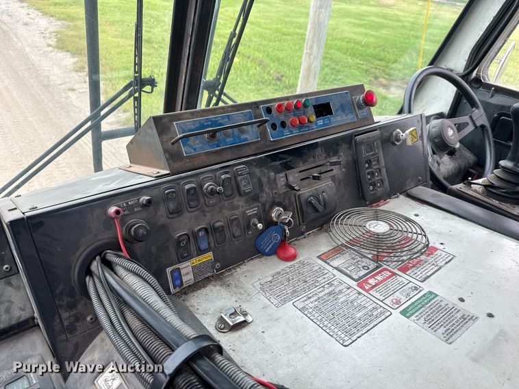 image for item DY0205 2008 Mack LEU613 refuse truck