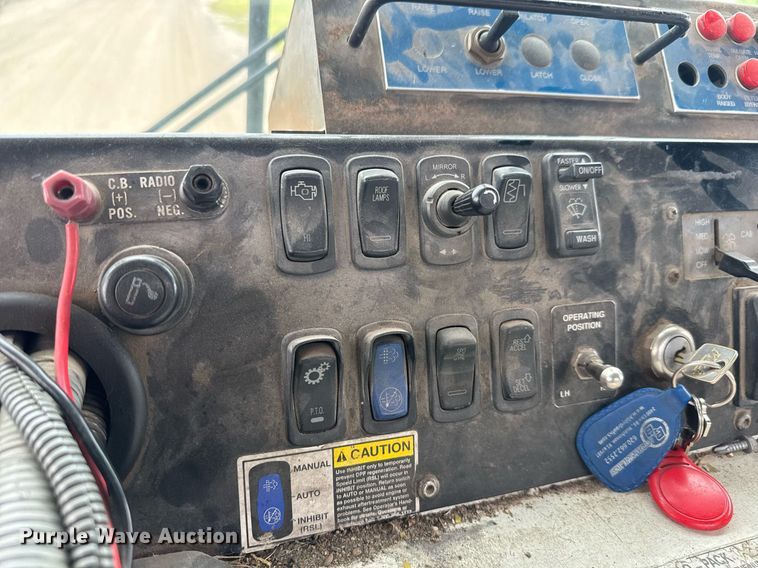 image for item DY0205 2008 Mack LEU613 refuse truck