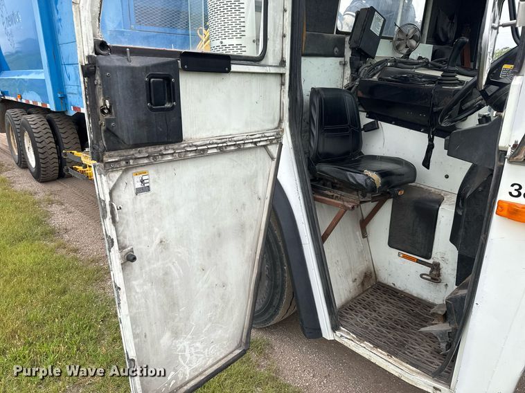 image for item DY0205 2008 Mack LEU613 refuse truck