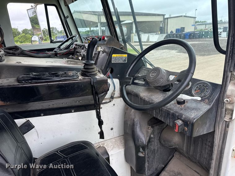 image for item DY0205 2008 Mack LEU613 refuse truck