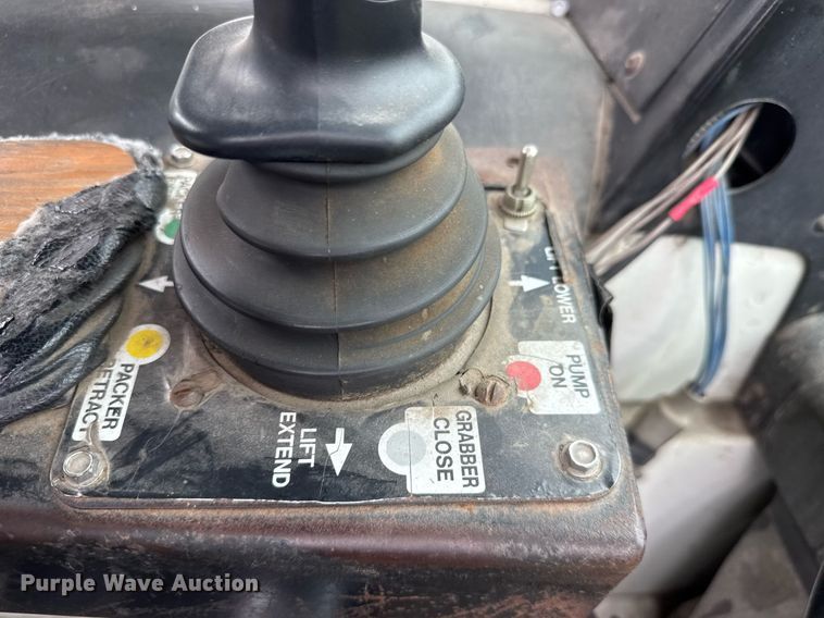 image for item DY0205 2008 Mack LEU613 refuse truck