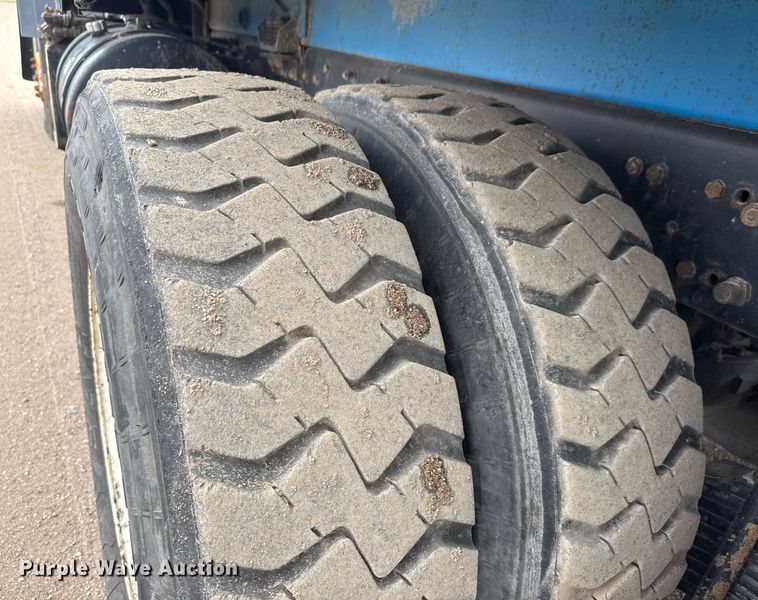 image for item DY0205 2008 Mack LEU613 refuse truck