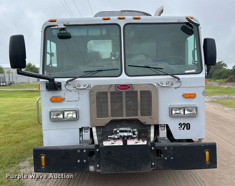 image for item DY0206 2014 Peterbilt 320 refuse truck