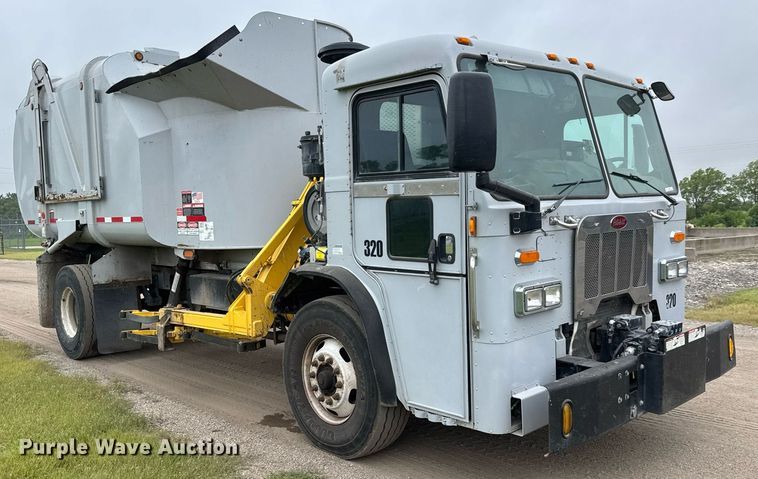 image for item DY0206 2014 Peterbilt 320 refuse truck